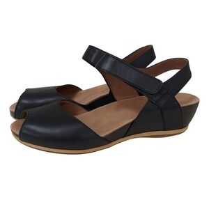 Dansko Size 9 Black and Tan Women's Sandals